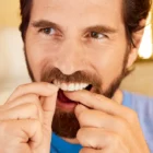 Dantų tarpų valymas ApaCare Mineral Floss dantų siūlu