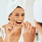 Tarpdančių valymas su ApaCare Mineral Floss dantų siūlu