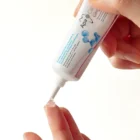 ApaCare Gingiva gelio užtepimas ant piršto prieš naudojimą