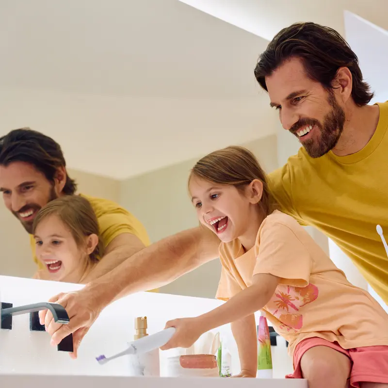 apacare-kids-dantu-valymas-su-tevais Vaikas valosi dantis su ApaCare Kids dantų pasta kartu su tėvais