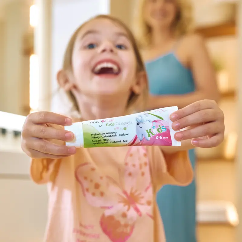 apacare-kids-vaikiska-dantu-pasta-vaiko-rankose Vaikas laiko ApaCare Kids vaikišką dantų pastą
