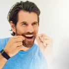 ApaCare Mineral Floss dantų siūlo naudojimas tarpdančiams valyti
